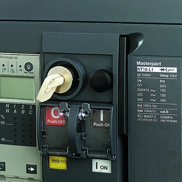 Schneider Electric Masterpact Блокировка в положении "отключен" навесными замками